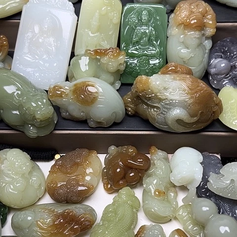 颈饰未镶嵌和田玉龍**人