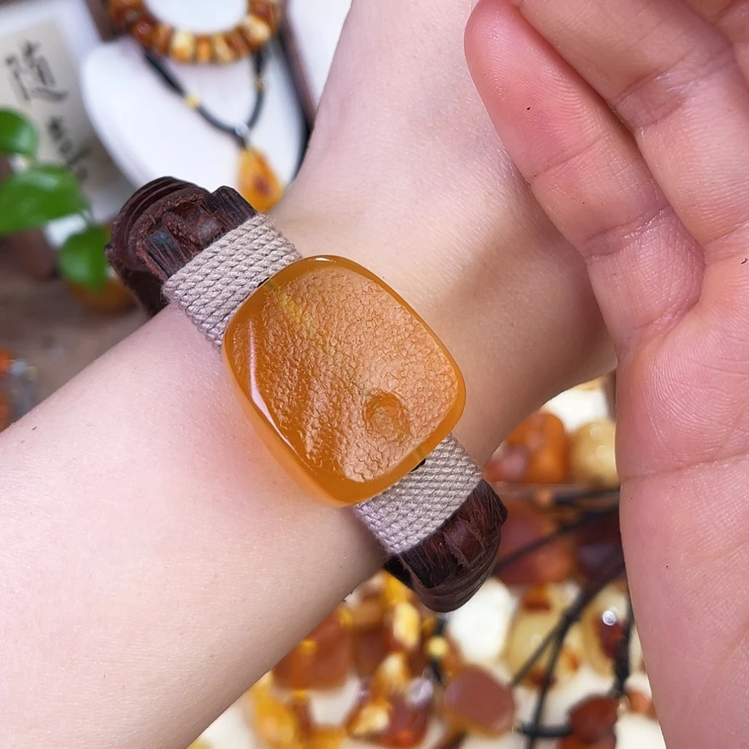 琥珀珠宝奇石未镶嵌。