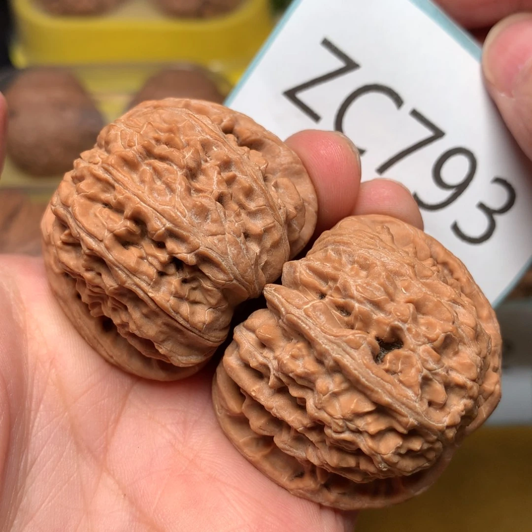 文玩核桃把件红皮闷白41