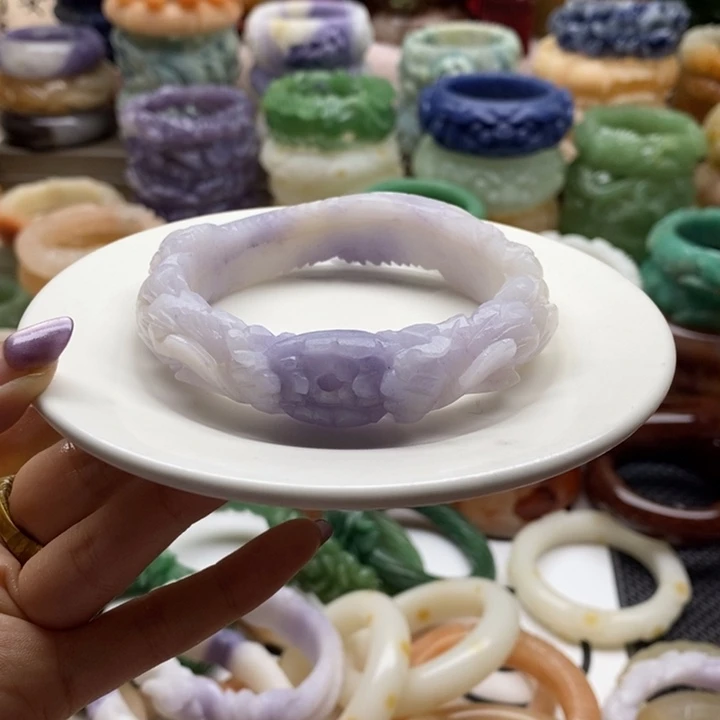 小***。石英岩玉未镶嵌手镯