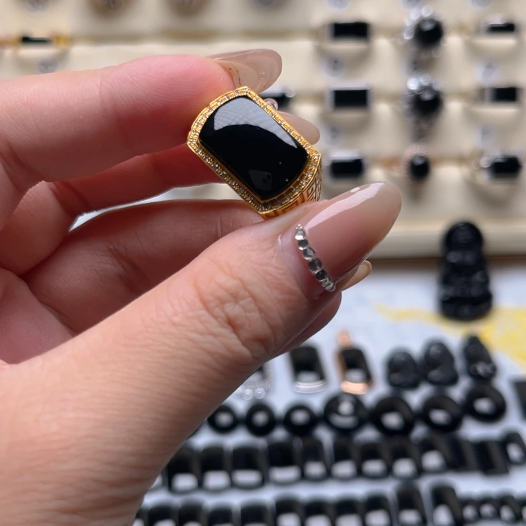 翡翠戒指18K金镶嵌缅甸翡翠