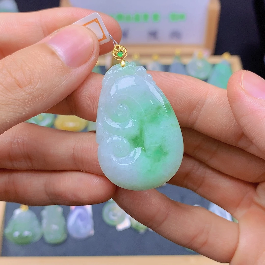 翡翠18K金镶嵌颈饰翡翠