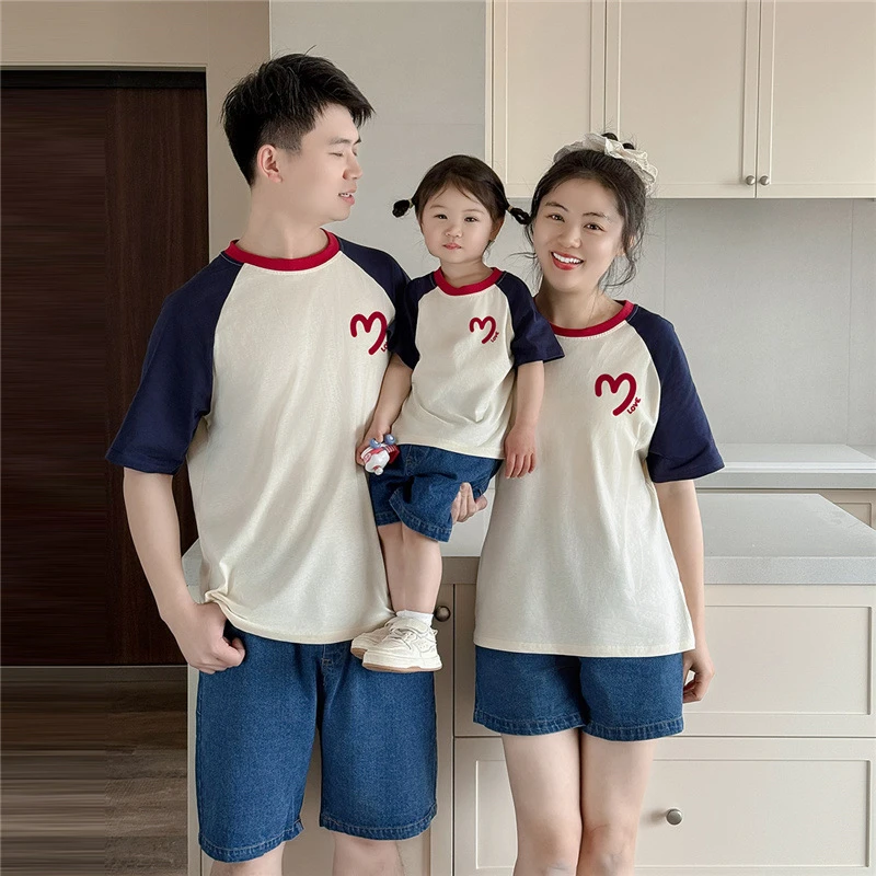 时尚爱心插肩短袖亲子装潮流T恤一家四口夏装新款洋气牛仔裤情侣