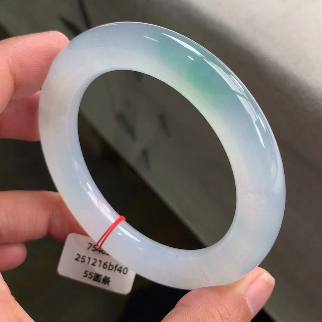 翡翠未镶嵌手镯冰飘绿起光