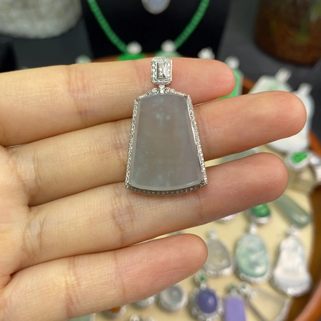 翡翠18K金镶嵌颈饰翡翠