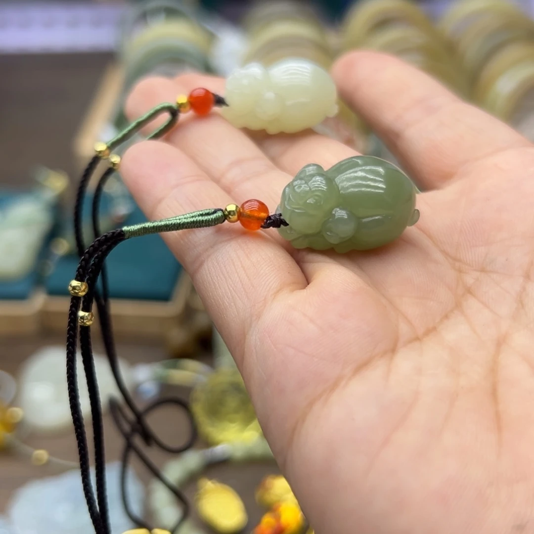 和田玉未镶嵌颈饰小猪随机发一