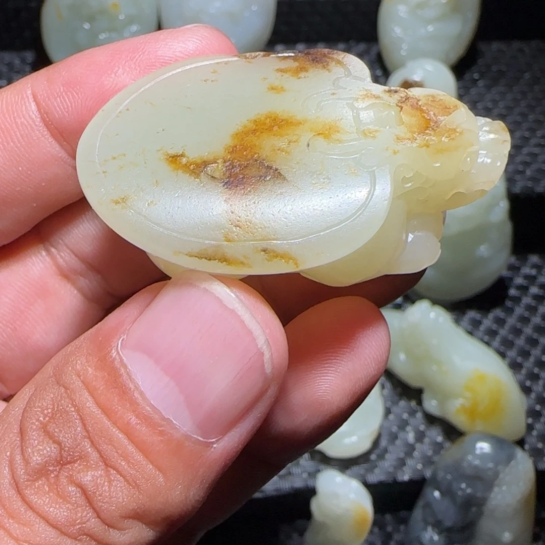 毕***生和田玉未镶嵌颈饰