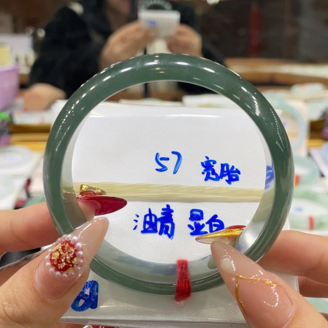 翡翠手镯未镶嵌翡翠