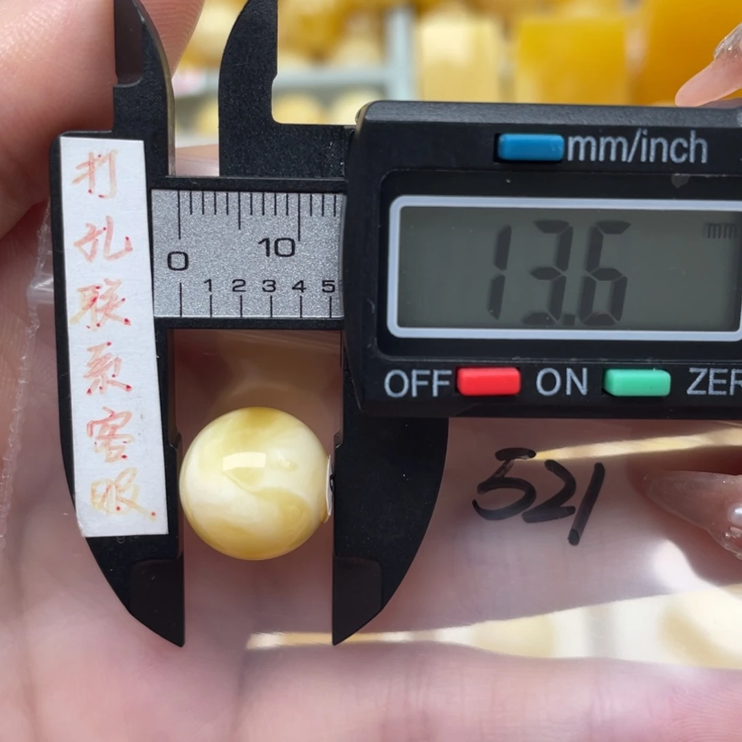 蜜蜡裸石未镶嵌狮*蜜蜡