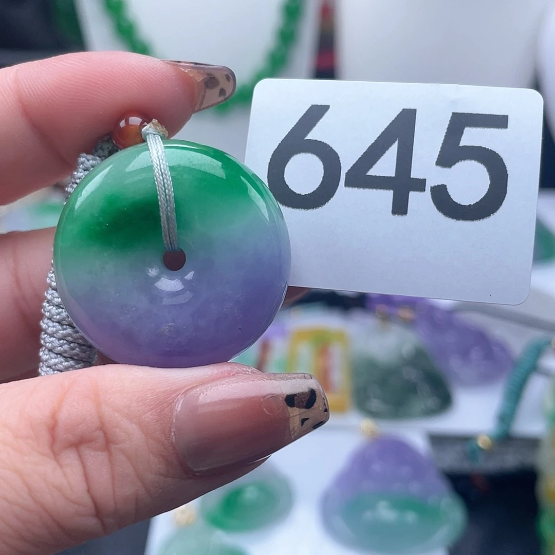 翡翠吊坠(赠链)未镶嵌