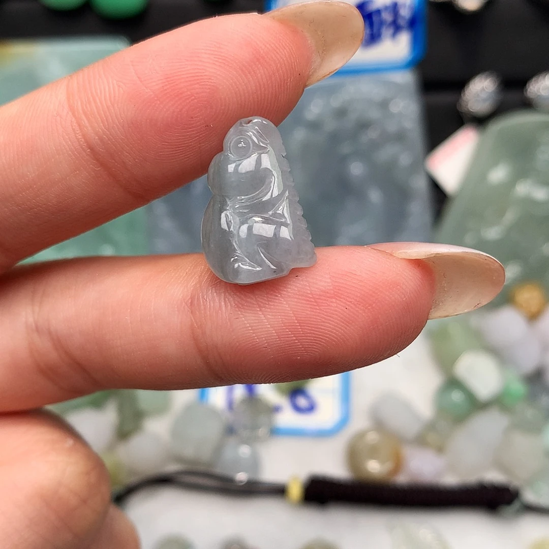 翡翠未镶嵌颈饰恐龙