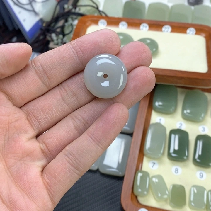 和田玉颈饰未镶嵌高**?