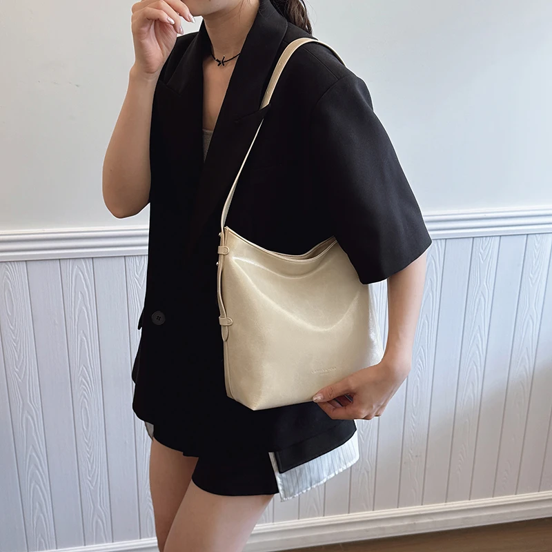 新款简约百搭大容量软皮高级感轻奢洋气通勤单肩斜挎水桶托特包女