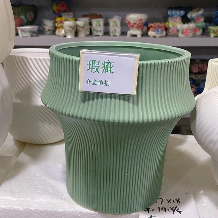 摆件多肉瑕疵盆有孔。