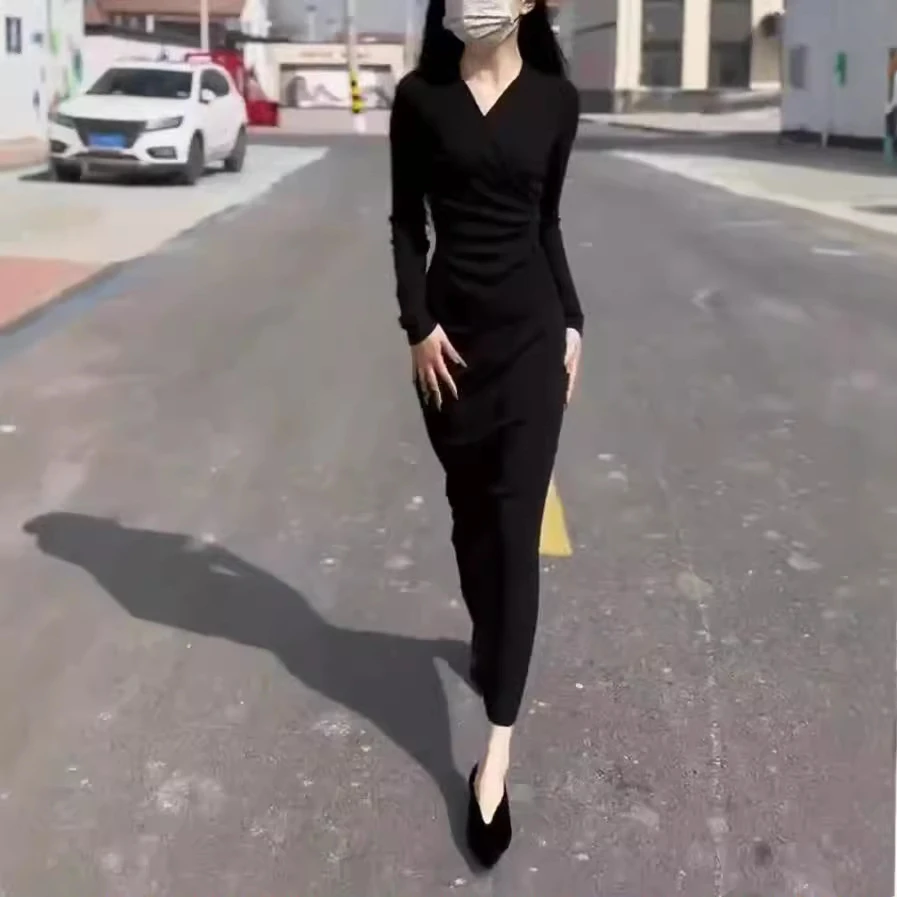 大爱美依缘2025秋季新款纯色V领长袖修身连衣裙时尚显瘦长裙气质