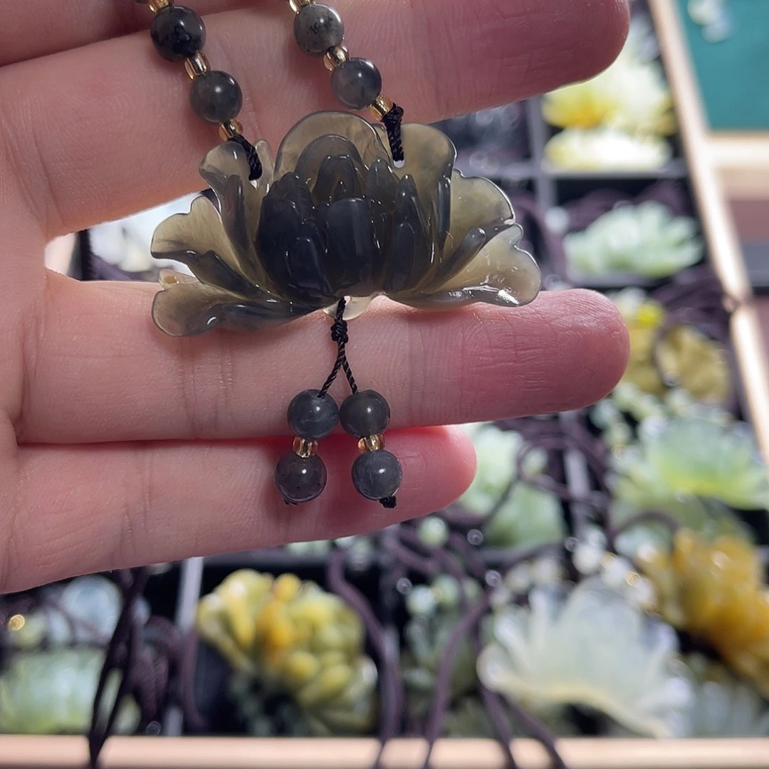 我***看蛇纹石玉未镶嵌颈饰