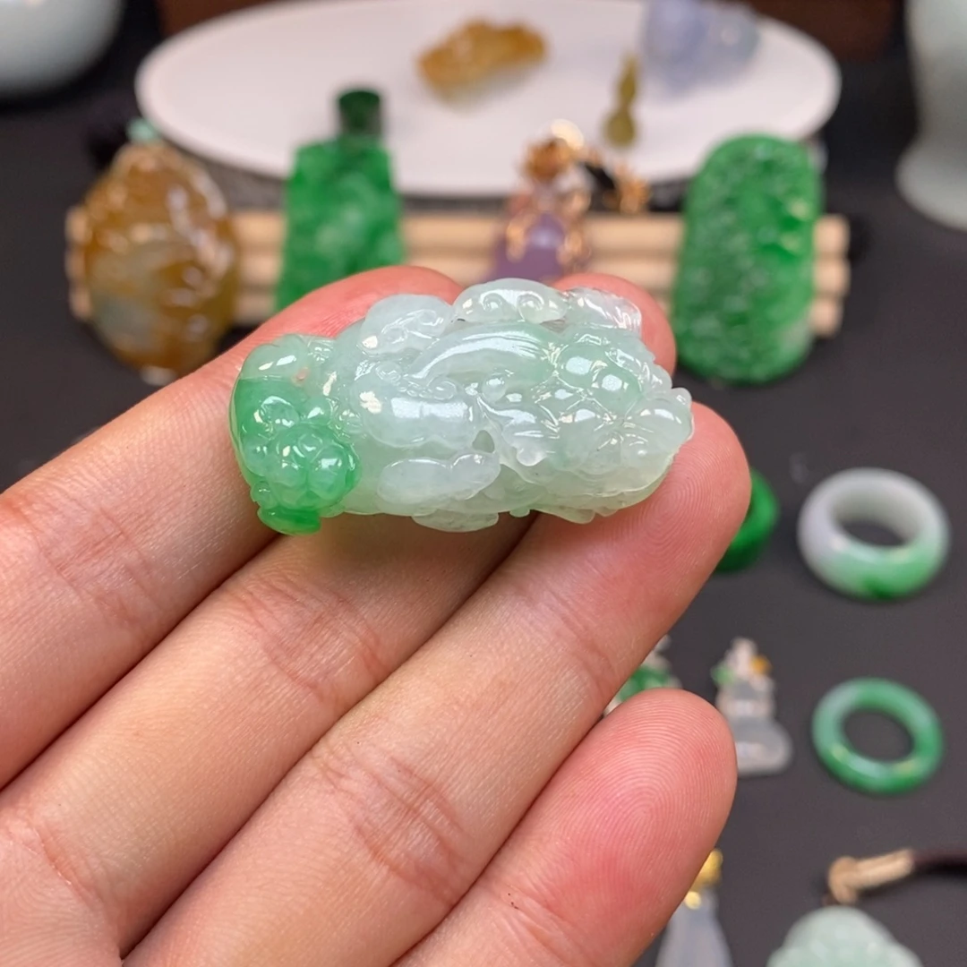 翡翠未镶嵌颈饰貔貅