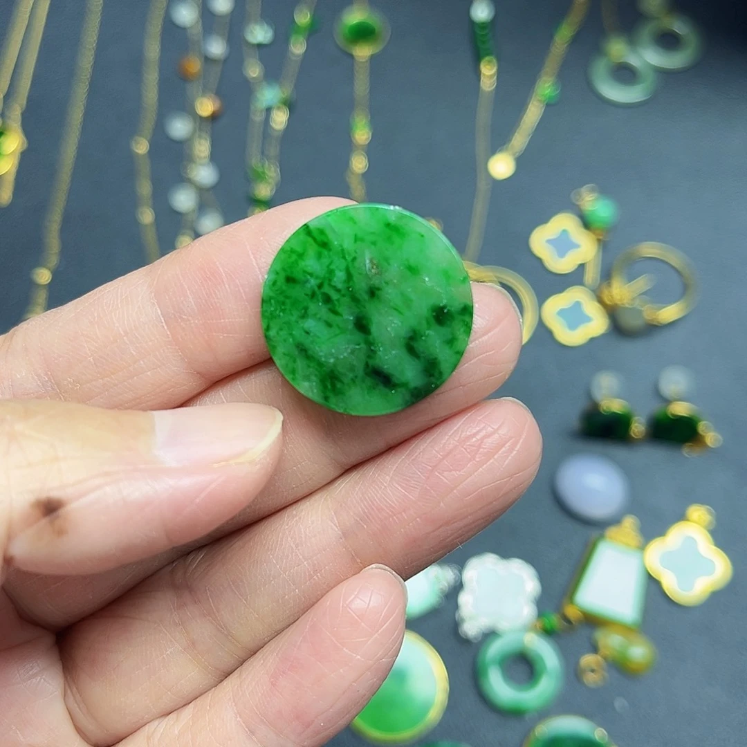 翡翠未镶嵌颈饰有纹裂