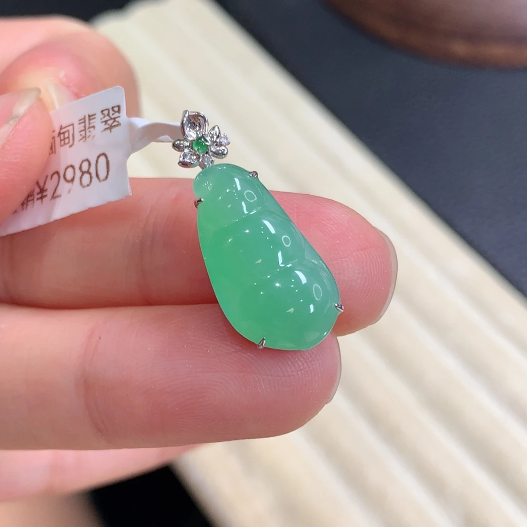 颈饰18K金镶嵌翡翠