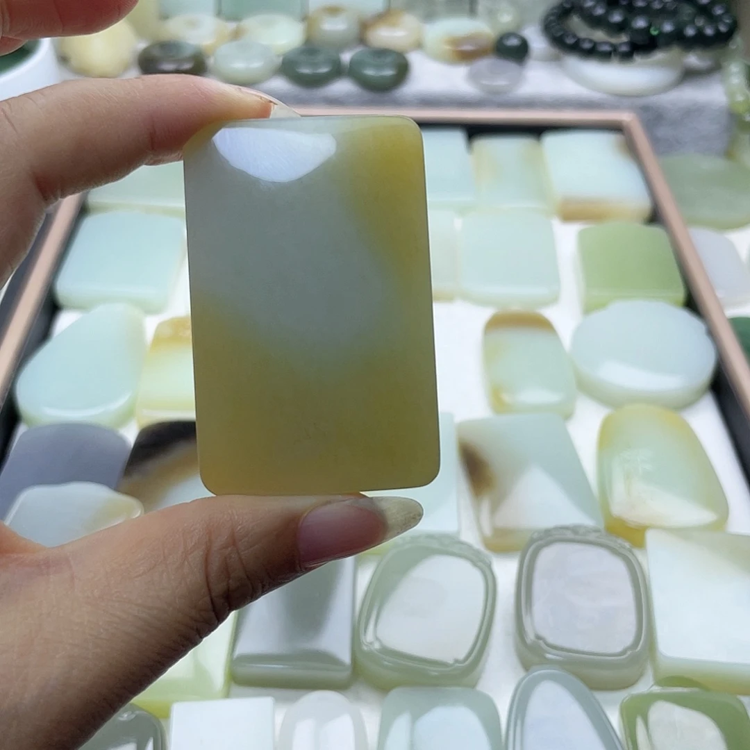 和田玉（糖玉）未镶嵌颈饰一***界