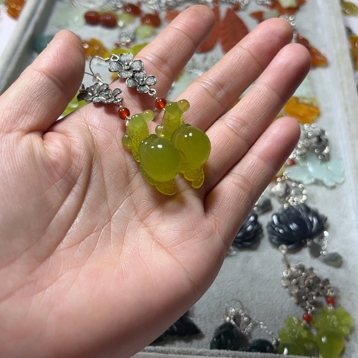 蛇纹石玉合金耳饰