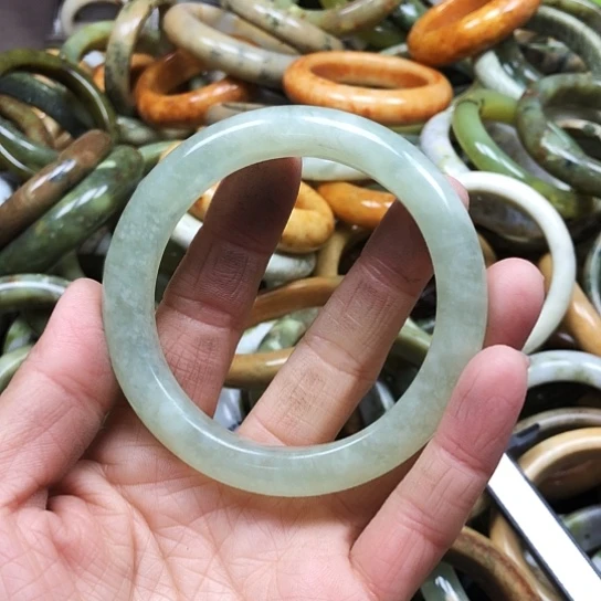 未镶嵌绿泥石云母质玉（岫岩玉）手镯書*