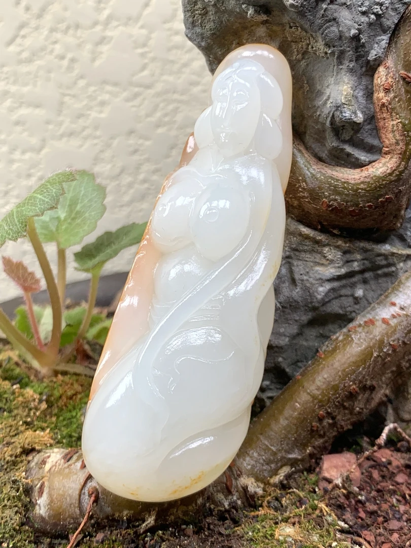 和田玉带金皮玉美人把件，107克，85*30*30，货号02107，8558093