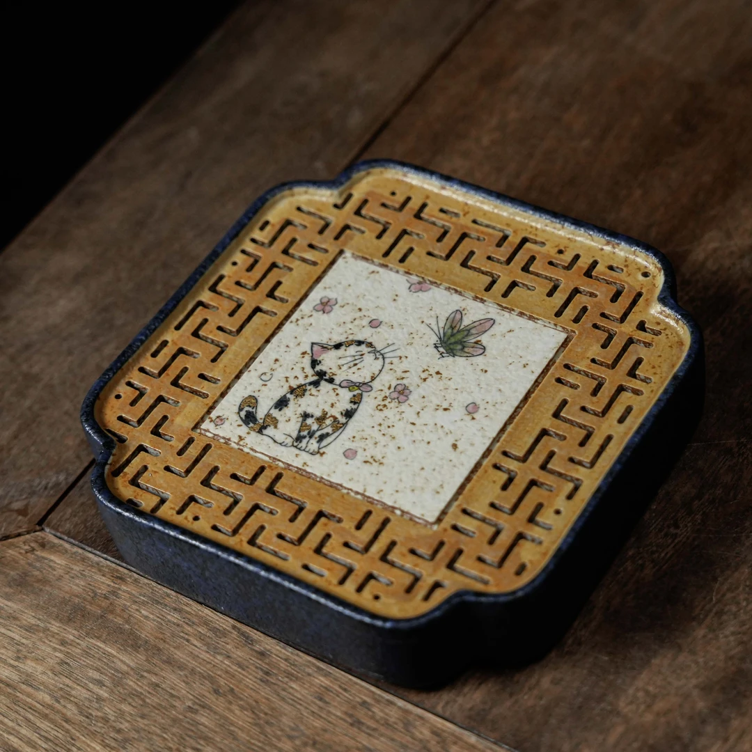 小猫戏蝶壶承（斋居底款）长13.5cm高2.5cm（Q8022）