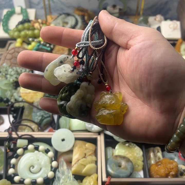 蛇纹石玉未镶嵌颈饰