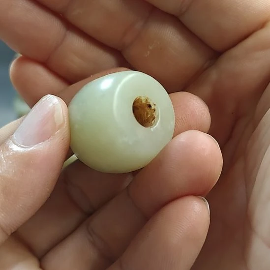 柿***易和田玉未镶嵌颈饰