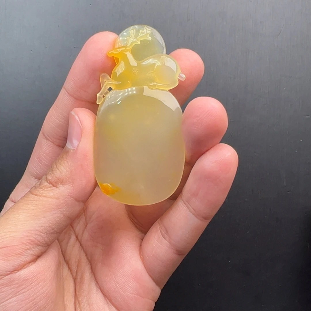 石英质玉（黄龙玉）未镶嵌颈饰