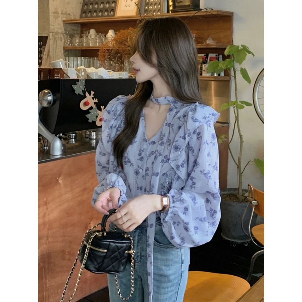 蓝色长袖碎花挂脖上衣女春装泡泡袖穿搭衣服法式新款小衫雪纺衬衫