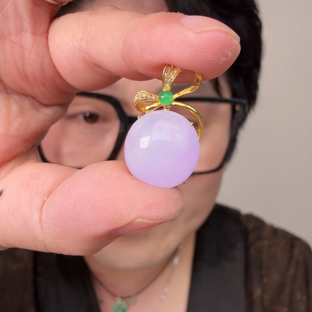 L***n翡翠18K金镶嵌颈饰一件