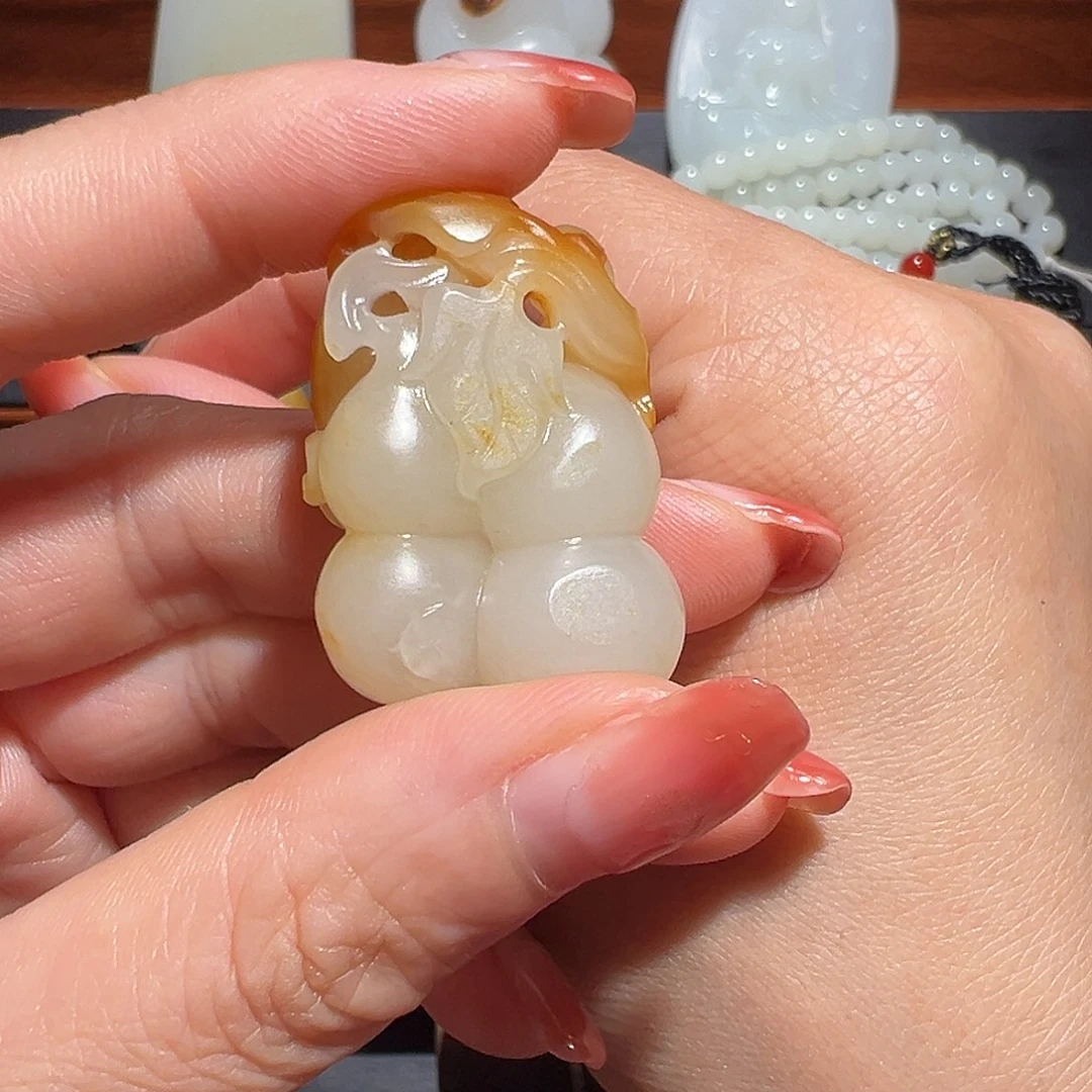 L***a和田玉未镶嵌手串