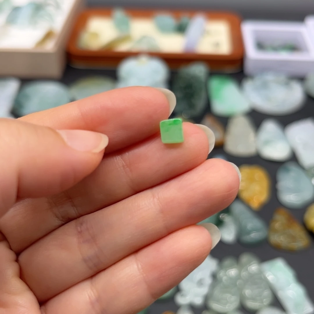 翡翠未镶嵌颈饰小方糖