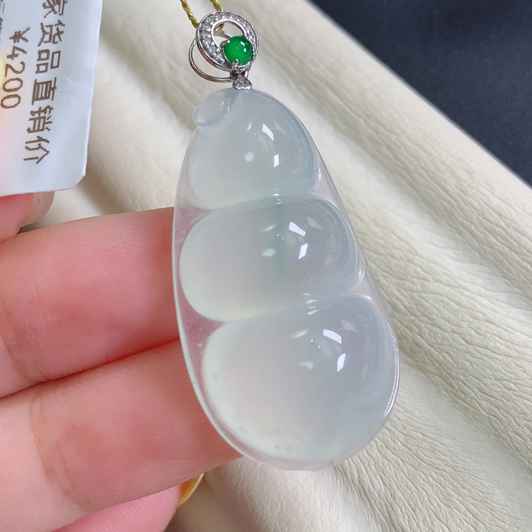 颈饰18K金镶嵌翡翠豆子