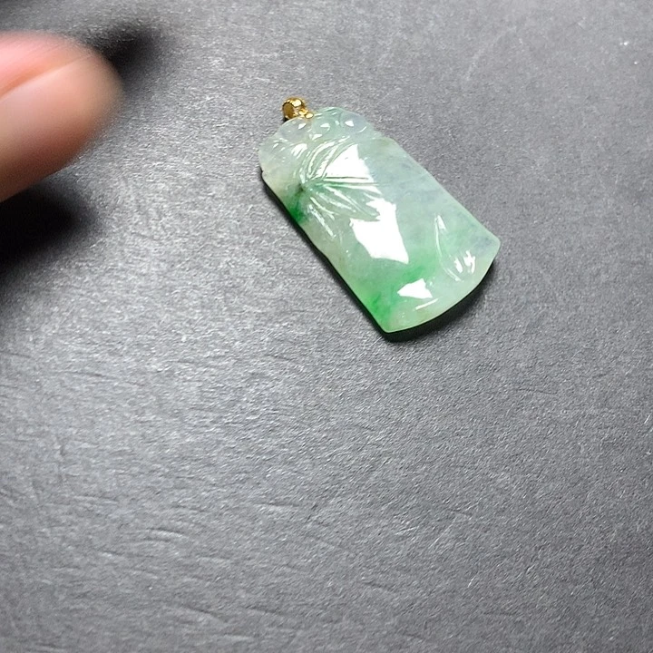 颈饰18K金镶嵌翡翠竹节兔