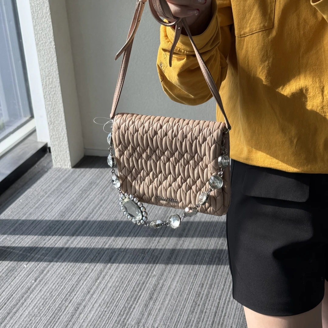 95新 MIU MIU/缪缪 虾粉色褶皱钻链单肩包斜挎包腋下包