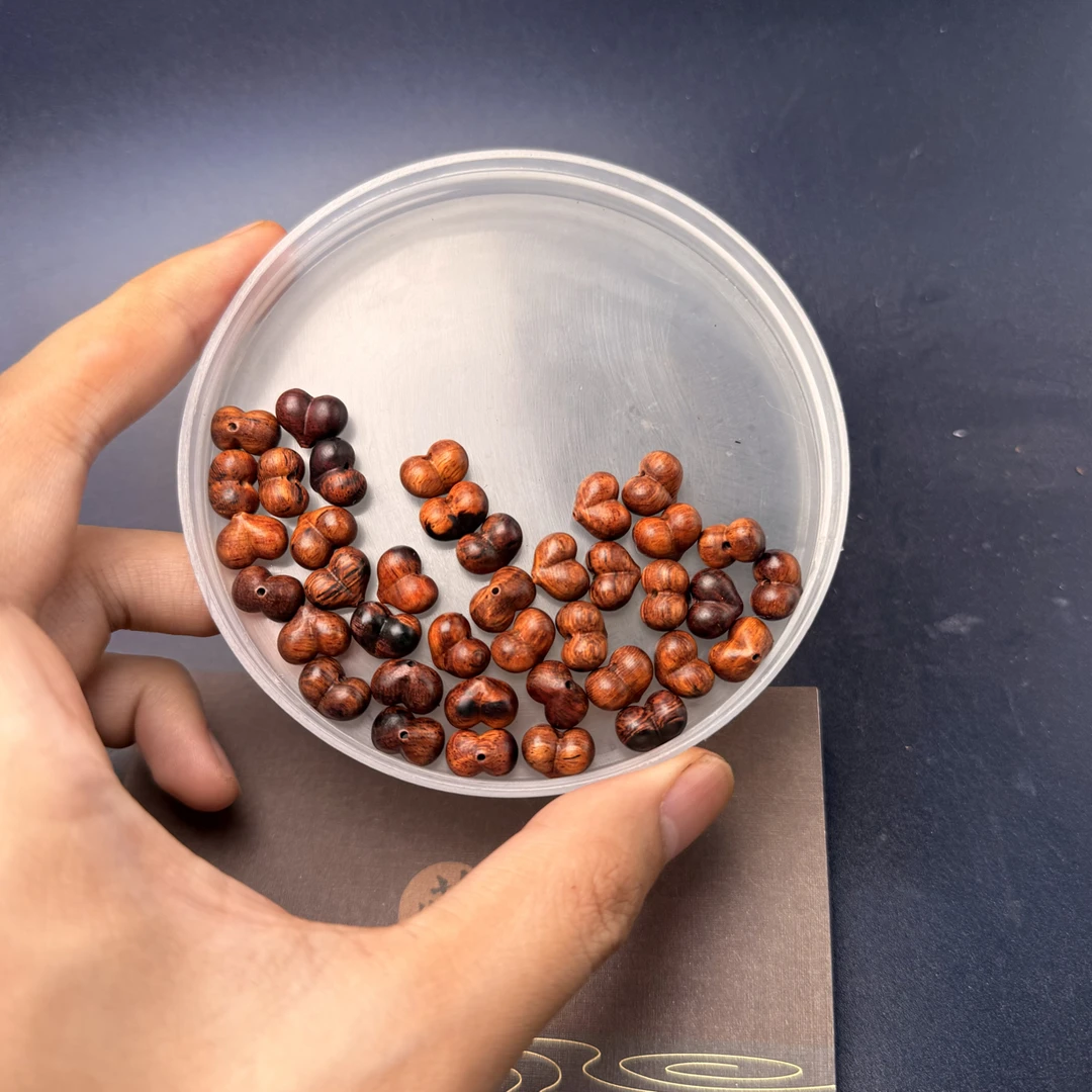 【红降雕刻】海南红降 迦南香 小屁桃爱心 精工雕刻1.1cm