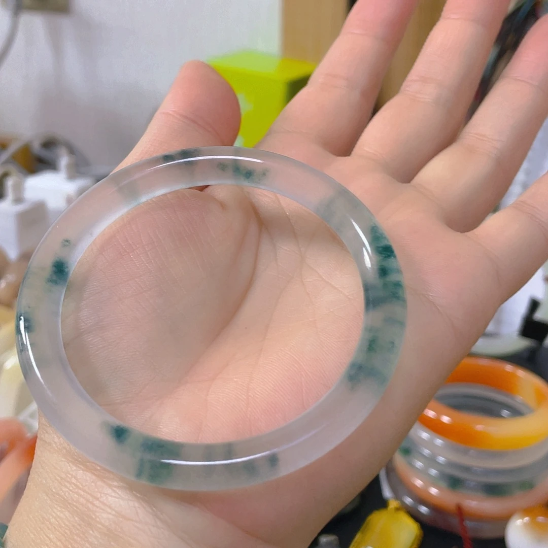 黎***儿石英质玉（金丝玉）未镶嵌手镯