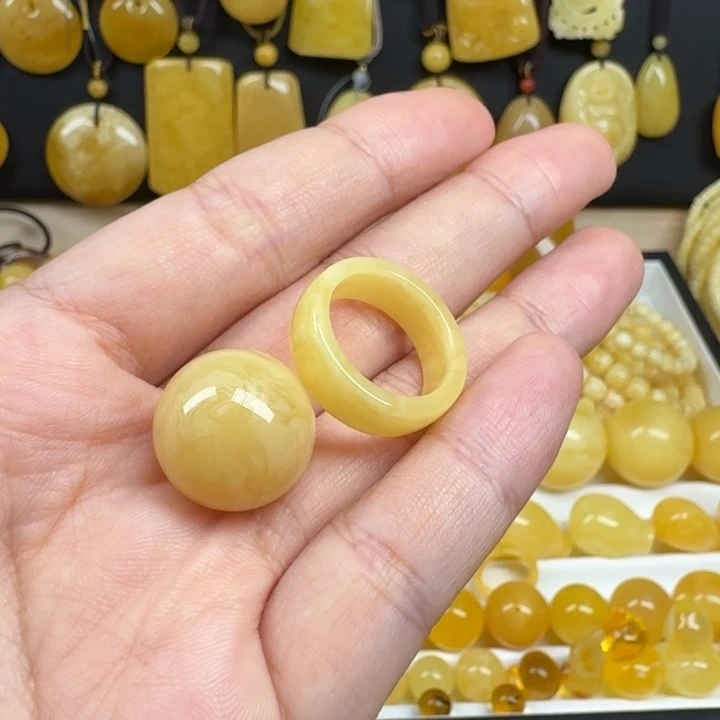 乌***唱蜜蜡未镶嵌珠宝奇石