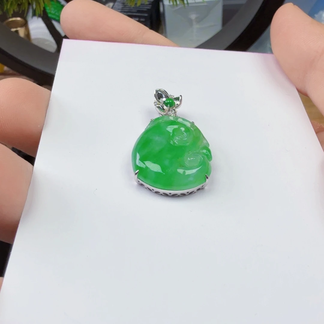 翡翠颈饰18K金镶嵌池**草一件