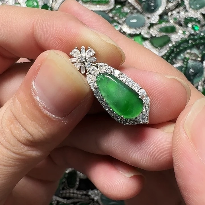 翡翠未镶嵌颈饰天然A货翡翠放漏