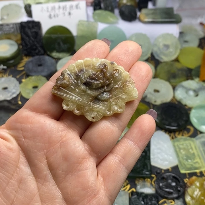 蛇纹石玉颈饰合金