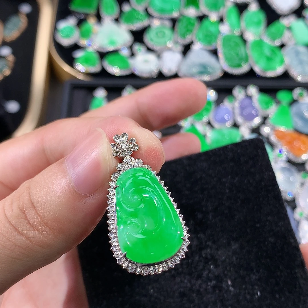 翡翠18K金镶嵌颈饰