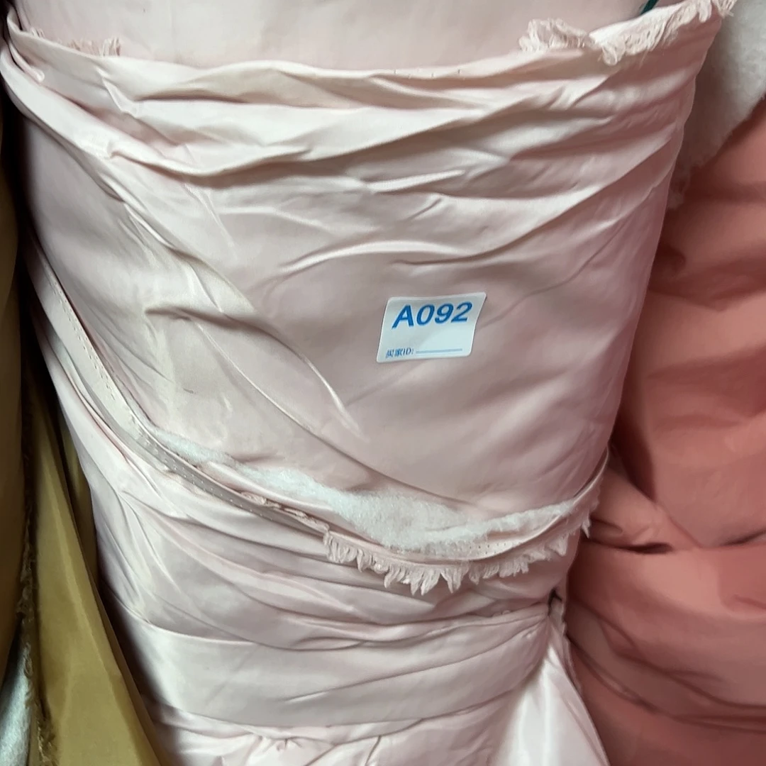 无纺布淡粉色西装，内衬高密加冕¥9 ， 3米092