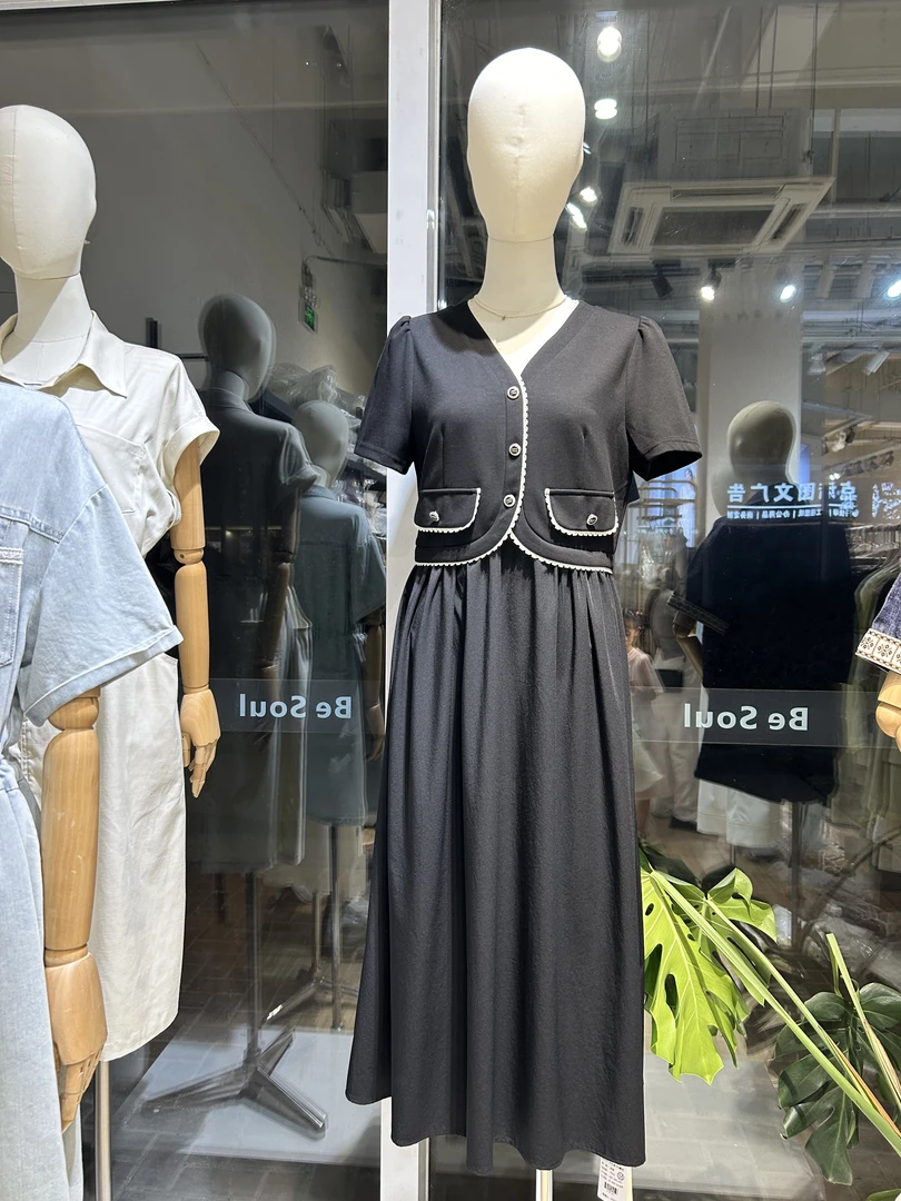 V领套头黑色连衣裙套装