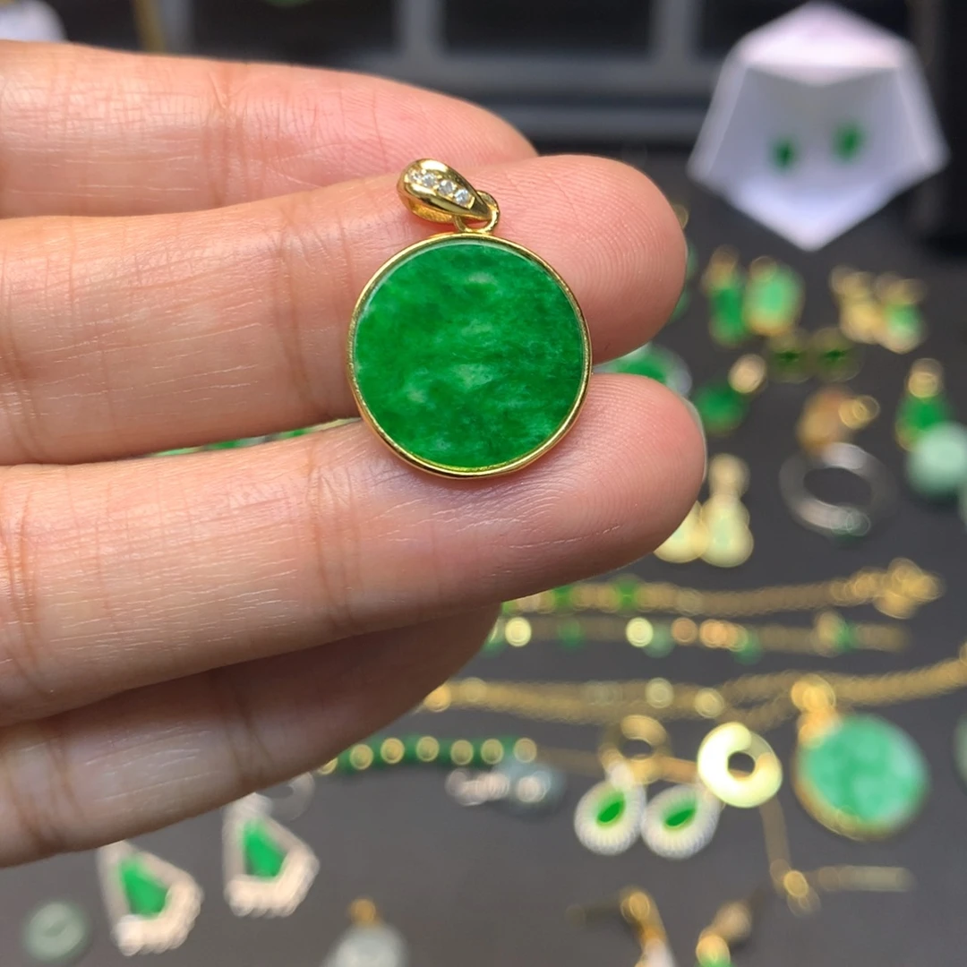 翡翠未镶嵌颈饰有纹