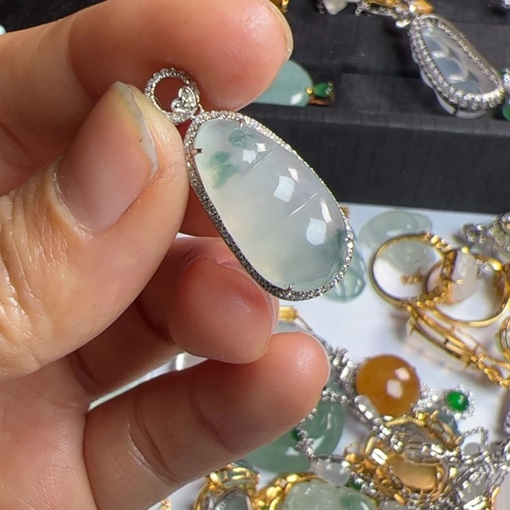 翡翠吊坠(不含链)18K金镶嵌翡翠吊坠项链