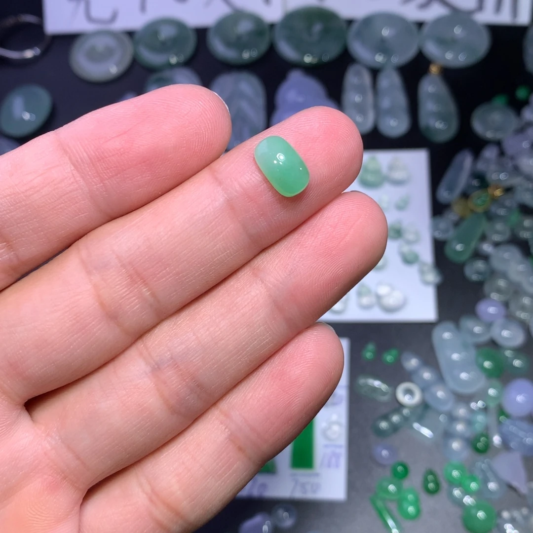 翡翠未镶嵌颈饰马鞍